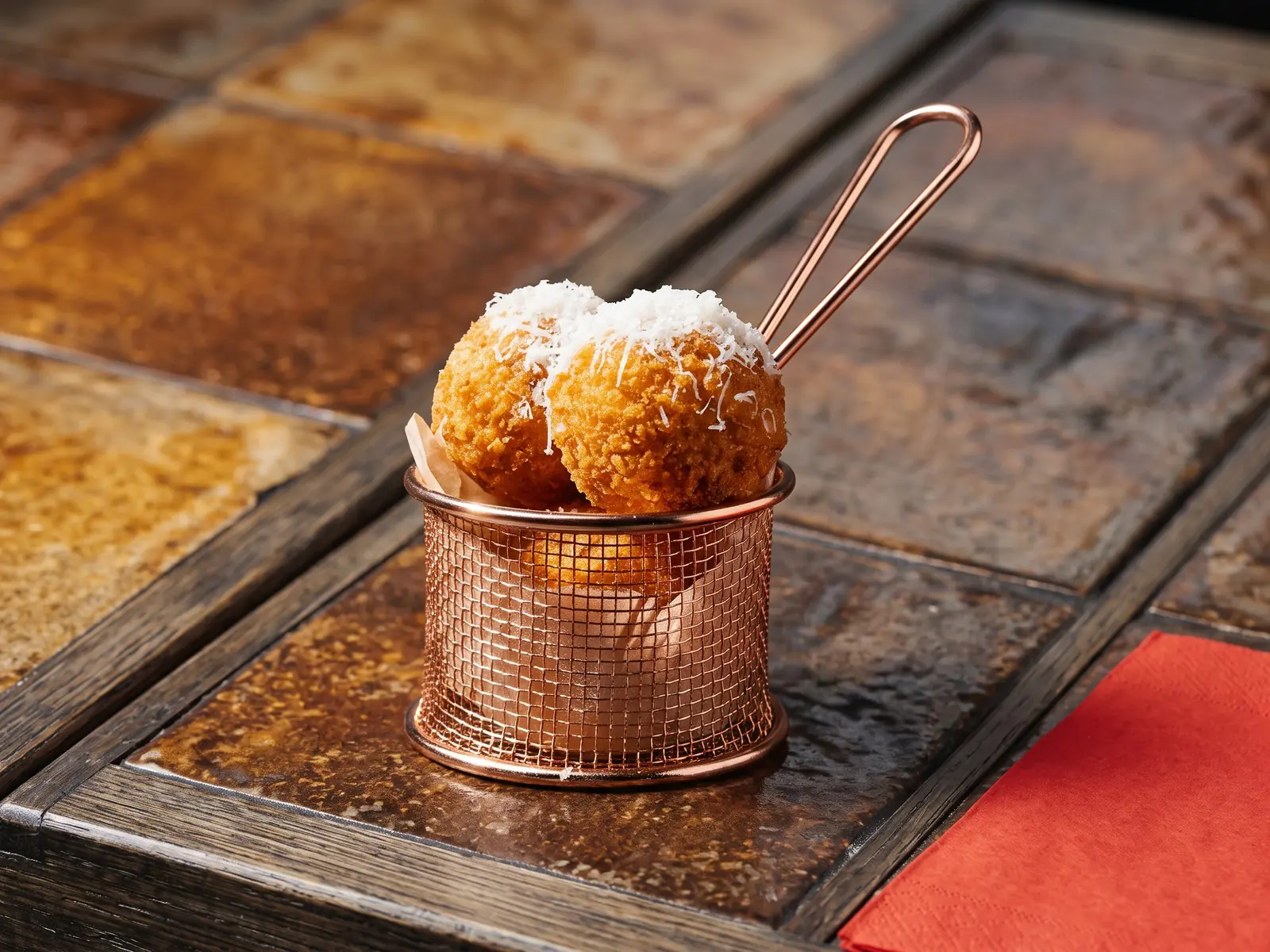Arancini della Bottegas con ragù e mozzarella nel cestino di rame — Bottegas Saska Kępa, ul. Francuska 24