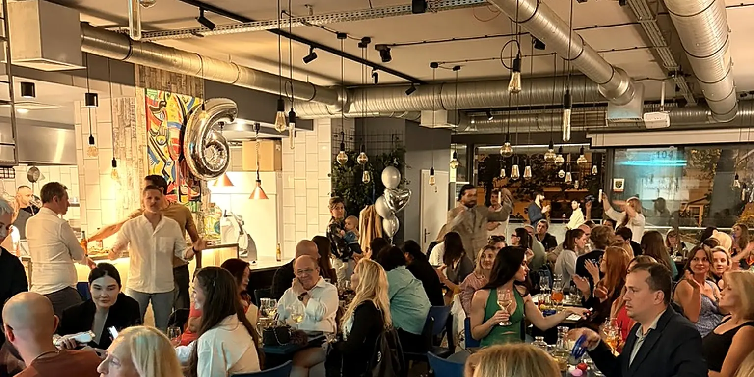 Una festa da Bottegas, ul. Oboźna 9 — sala piena di ospiti che si divertono ai tavoli