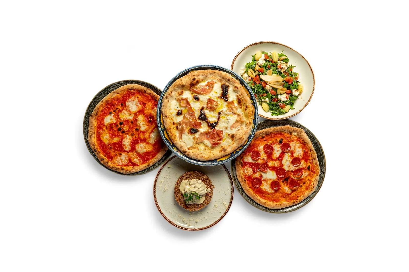 Pizze napoletane, un'insalata e antipasti sul tavolo da Bottegas, vista dall'alto — ristorante italiano a Varsavia