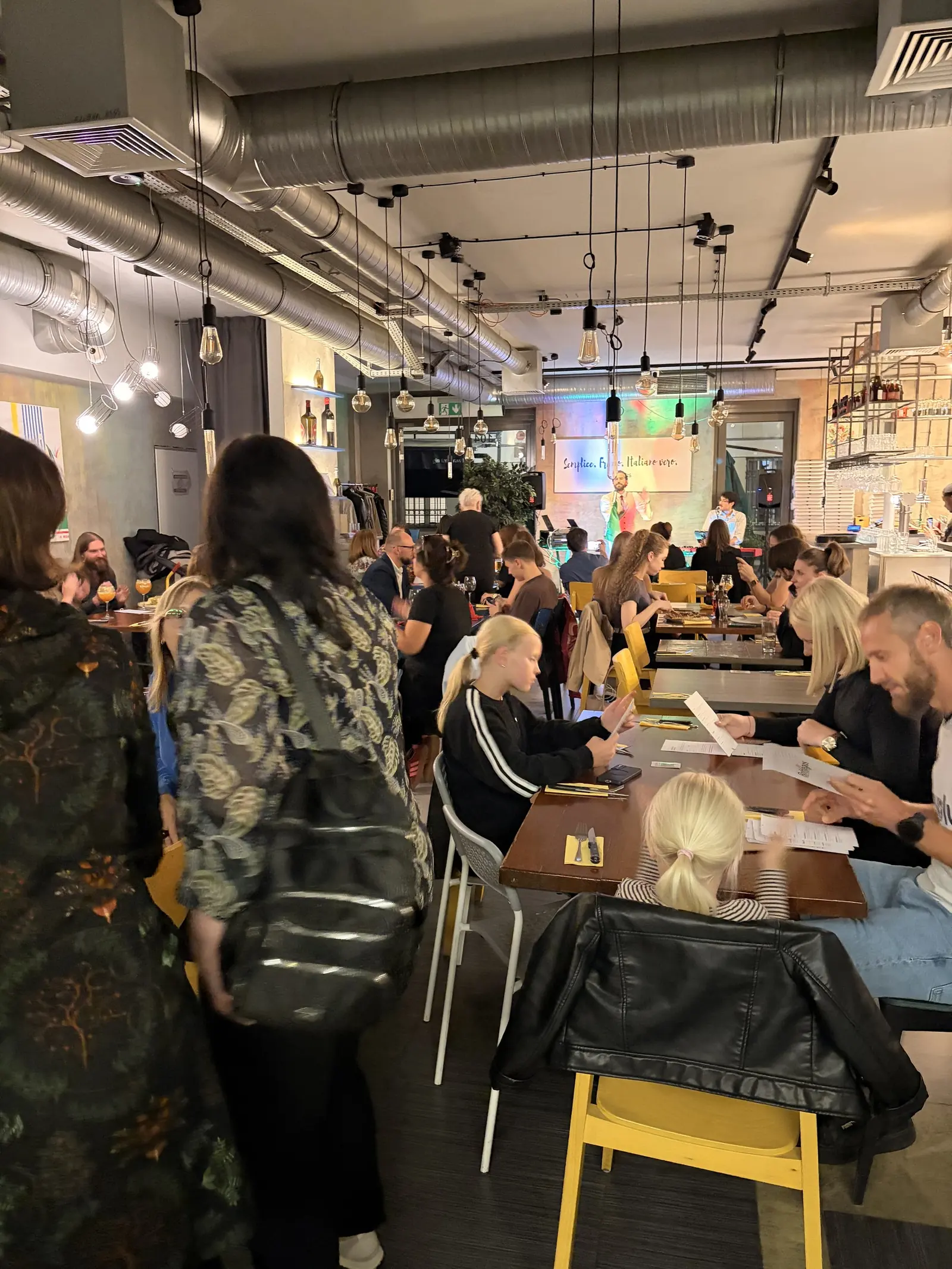 Quiz night at Bottegas — teams at long tables in a full room at ul. Oboźna 9