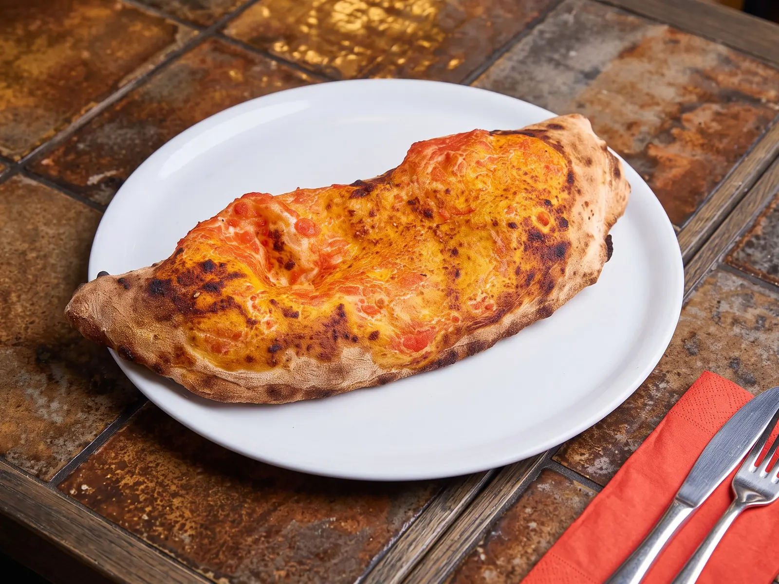 Calzone Rosso pieczony w piecu, z mozzarellą, sosem pomidorowym i bazylią — Bottegas Warszawa