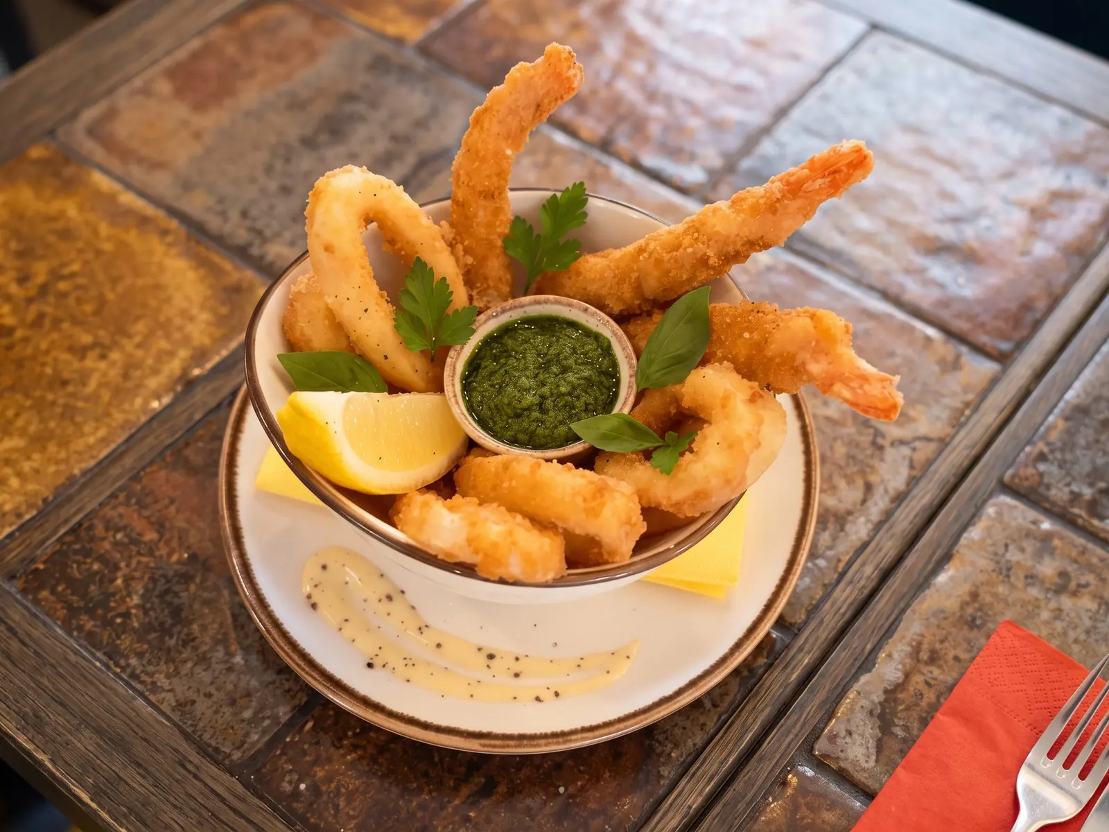 Fritto Misto — chrupiące kalmary i krewetki z cytryną i sosem — Bottegas Saska Kępa, ul. Francuska 24