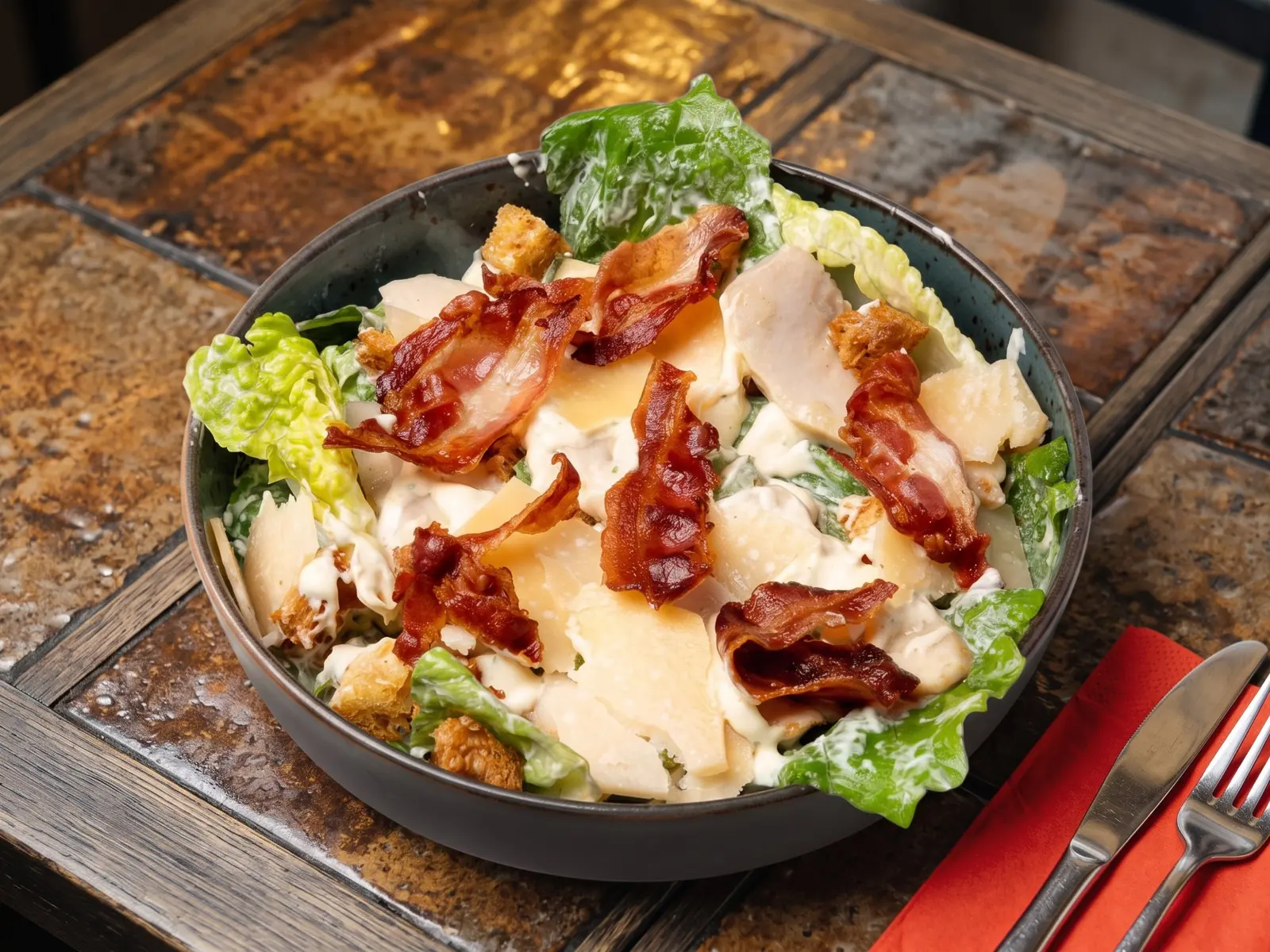 Insalata di Cesare — sałata rzymska, chrupiący boczek, grzanki i parmezan DOP — Bottegas Warszawa