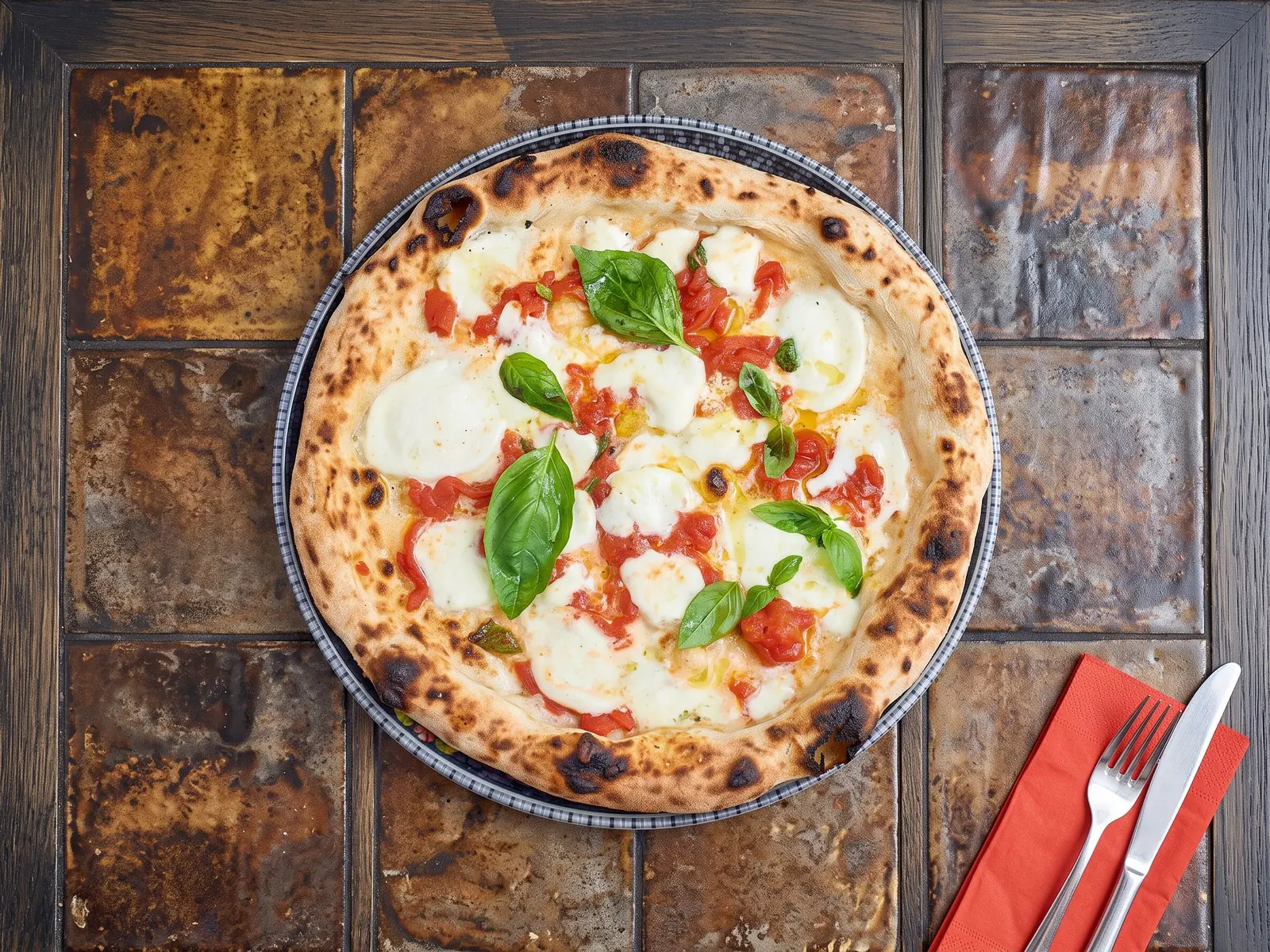 Pizza Antica Napoli z mozzarellą di bufala campana DOP kładzioną po wypieku i bazylią — Bottegas Warszawa