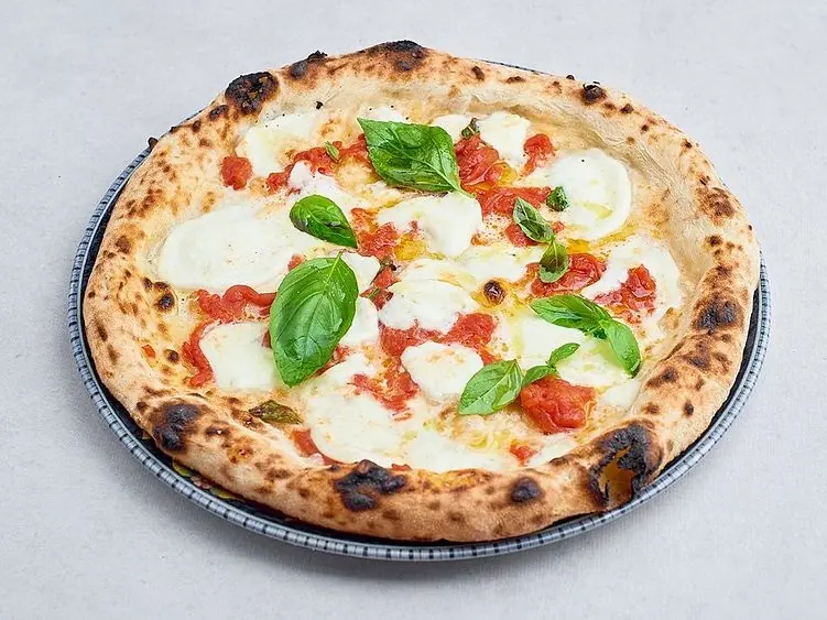 Antica Napoli pizza with mozzarella di bufala campana DOP added after baking