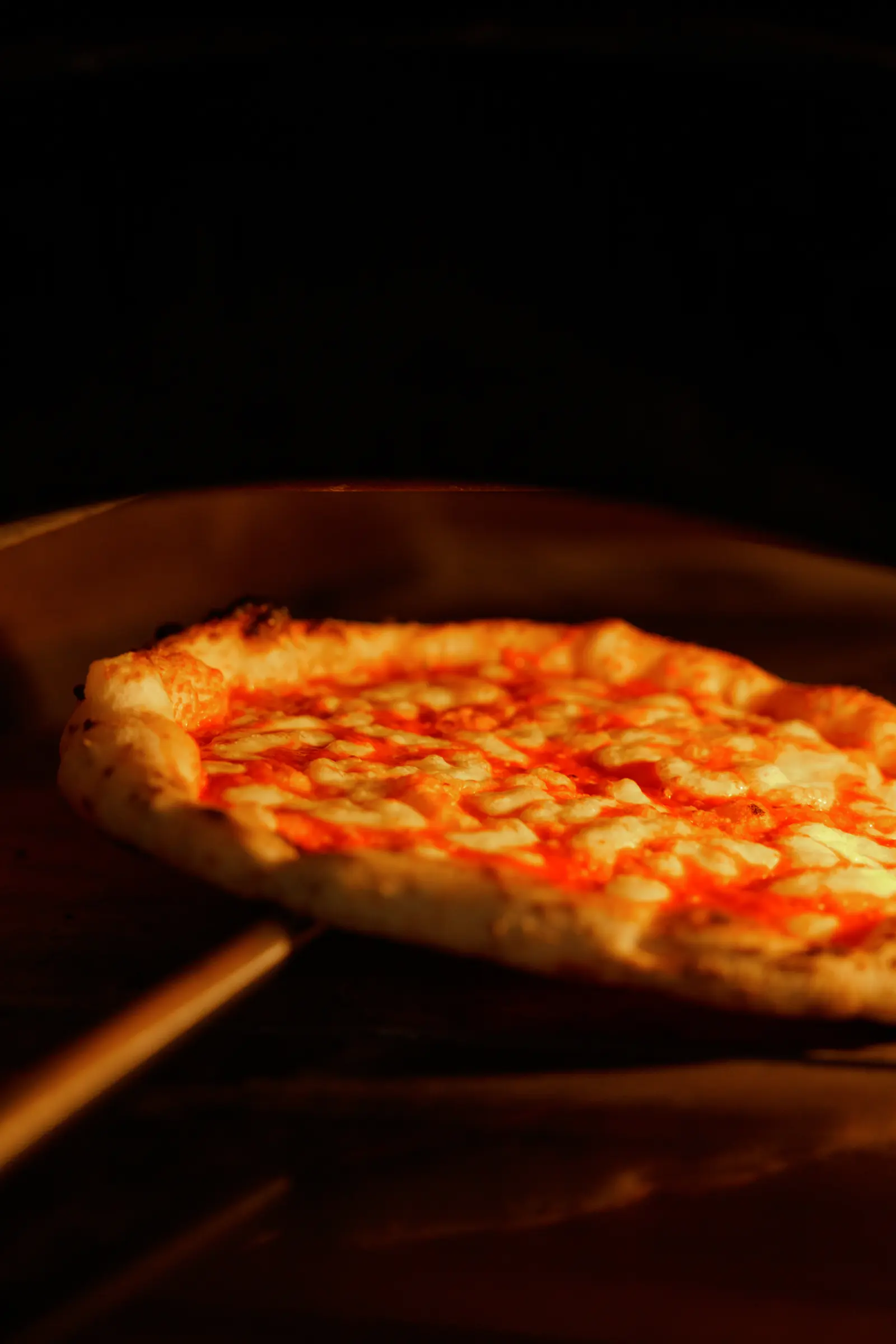 Pizza neapolitańska w piecu, w 485°C — Bottegas
