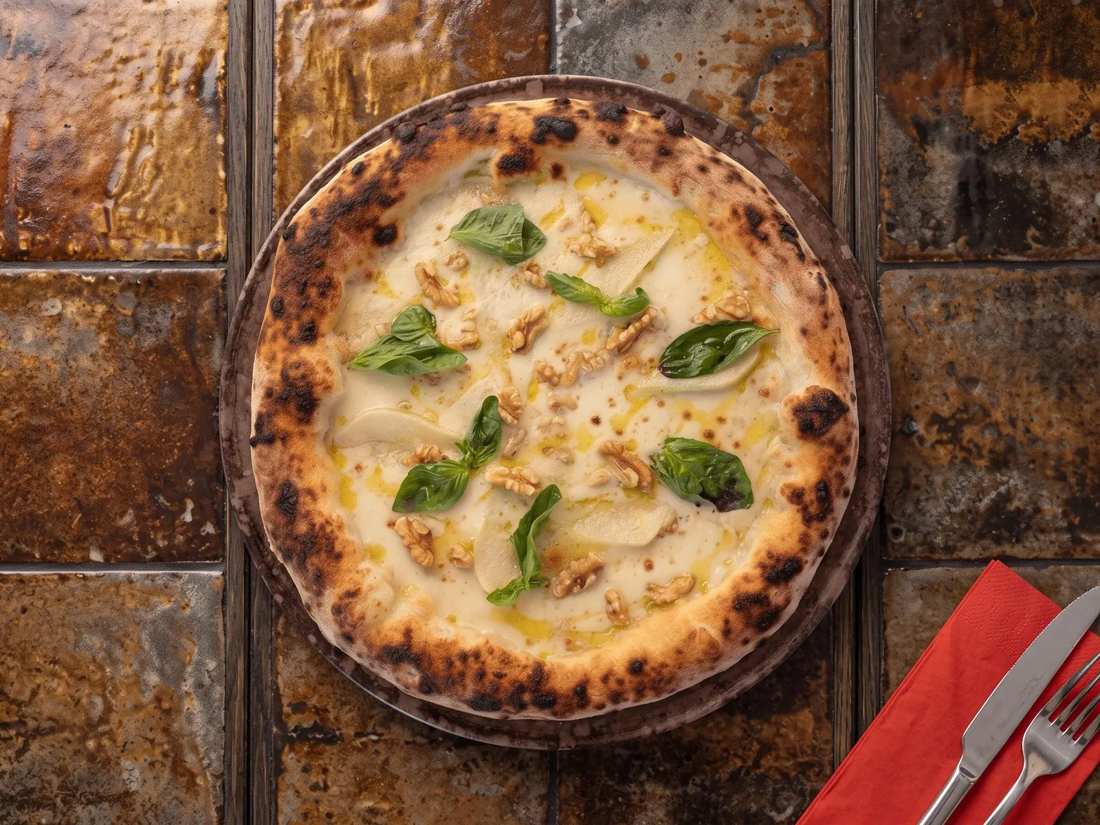 Pere e Gorgonzola white pizza with pear, gorgonzola DOP, walnuts and honey — Bottegas, Warsaw