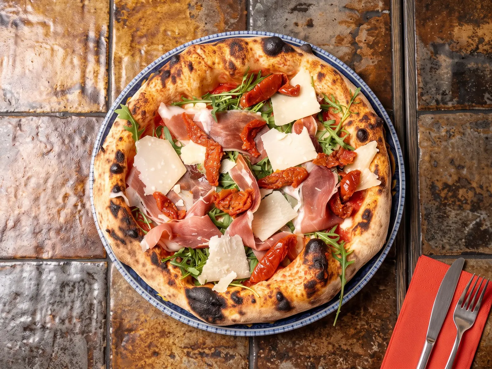 Pizza Sole di Napoli z wędzoną provolą, prosciutto crudo di Parma, rukolą i parmezanem — Bottegas Warszawa
