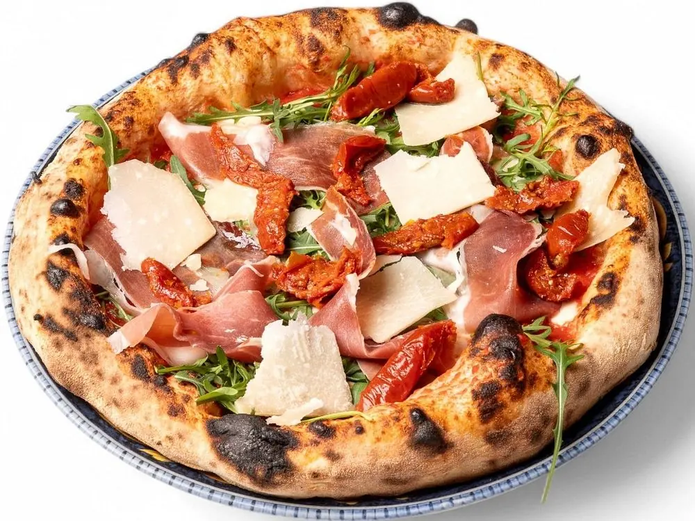Pizza Sole di Napoli con provola affumicata, prosciutto crudo di Parma 24 mesi, rucola e parmigiano
