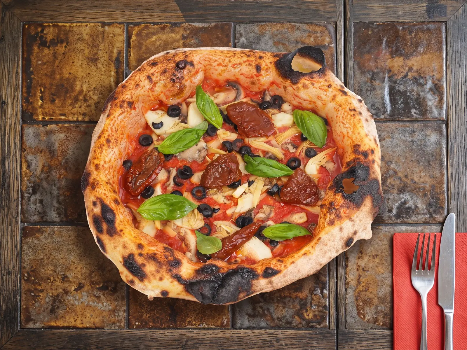 Wegańska pizza Vegan Capricciosa z borowikami, karczochami i oliwkami, bez sera — Bottegas Warszawa
