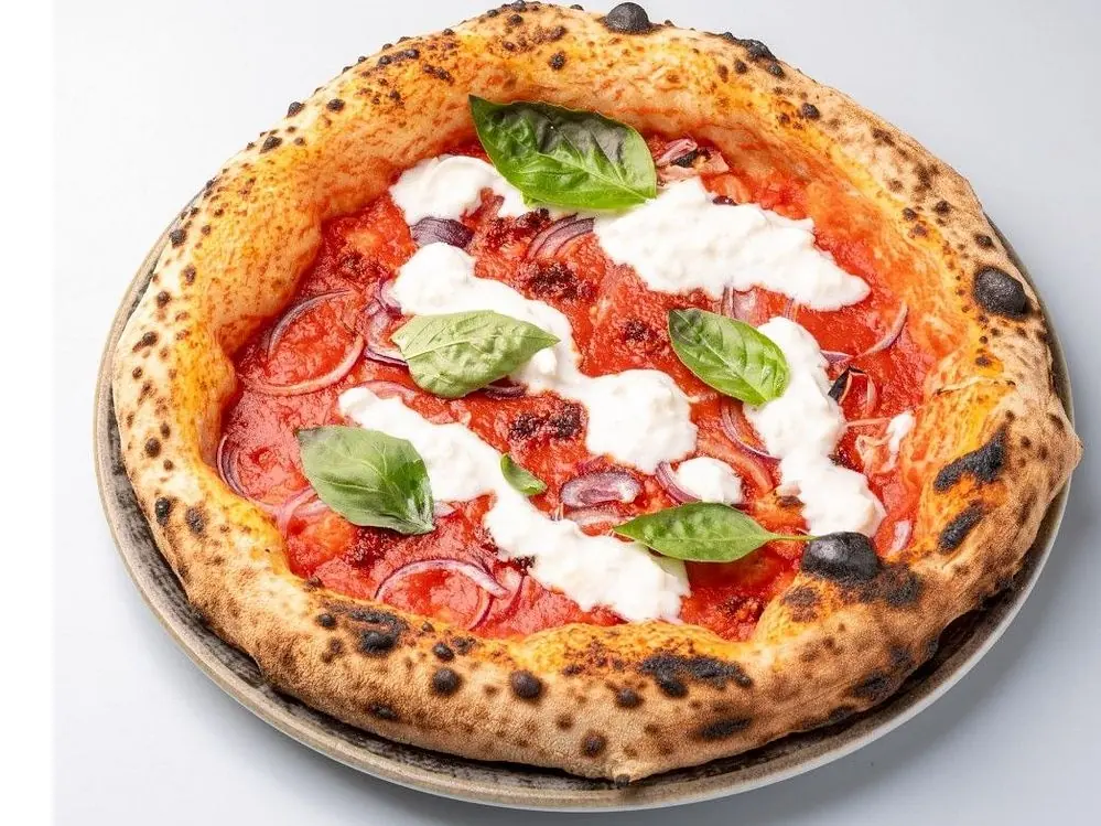 Pizza Vibrant Vesuvio con 'nduja calabrese, cipolla rossa e stracciatella