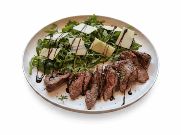 Tagliata di manzo con rucola, scaglie di parmigiano e glassa di balsamico