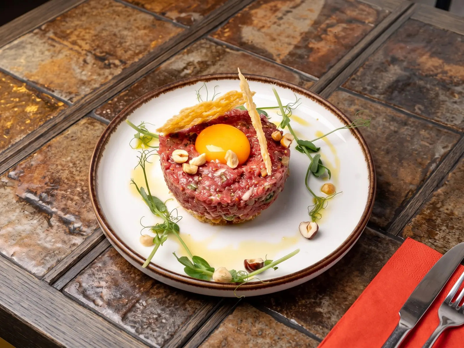 Tartare del Re — tatar z polędwicy wołowej z żółtkiem i chipsem z parmezanu — Bottegas Warszawa