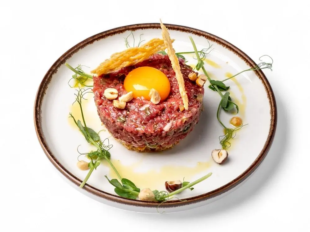 Tartare del Re — tartare di filetto con tuorlo, capperi e chips di parmigiano